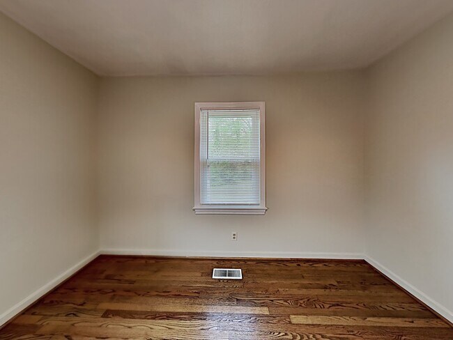 Building Photo - 204 Leach Cir