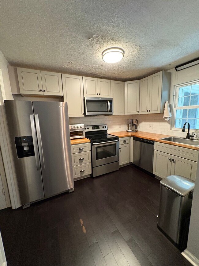 Building Photo - Lovely 2 bedroom 1.5 Bath