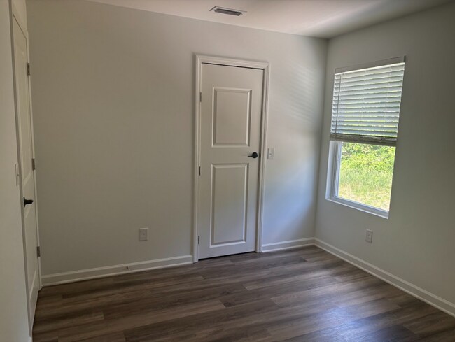 Building Photo - Pristine, Move In ready home in the Berryh...