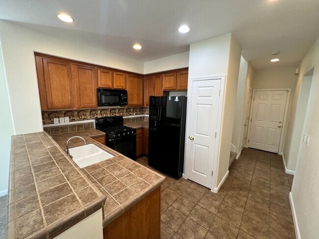 Building Photo - 6671 Sportoletti Dr