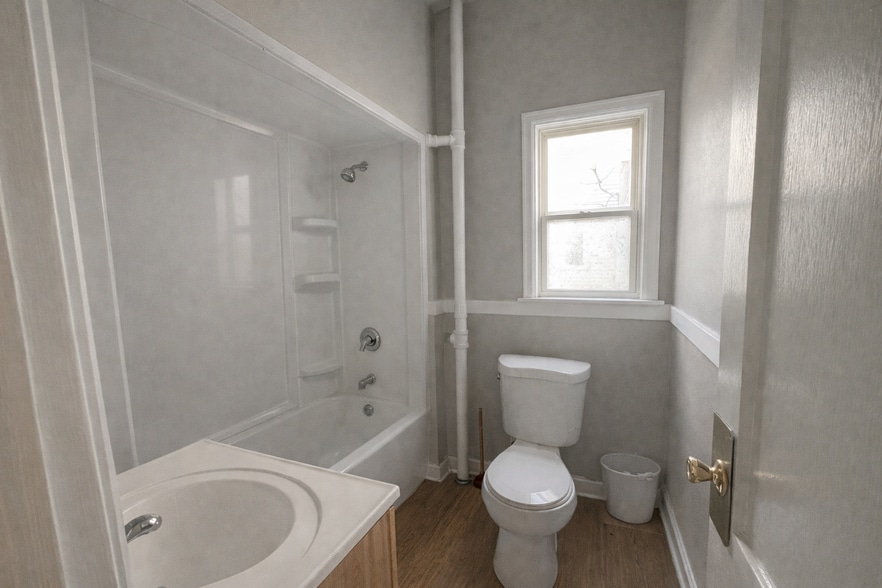 Building Photo - 1709 N Astor St