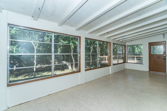 Building Photo - MACARTHUR PARK 3-BEDROOM HOME