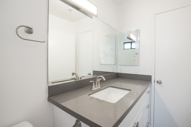 Building Photo - 32955 Canyon Vista Rd