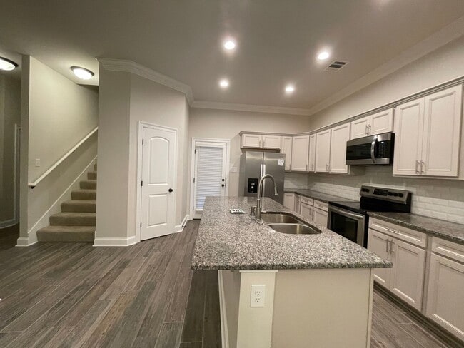 Building Photo - 4 Bedroom House Near LSU