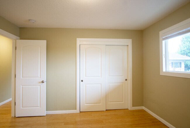 Building Photo - Renovated 2 Bedroom Flat in St. Johns/Port...