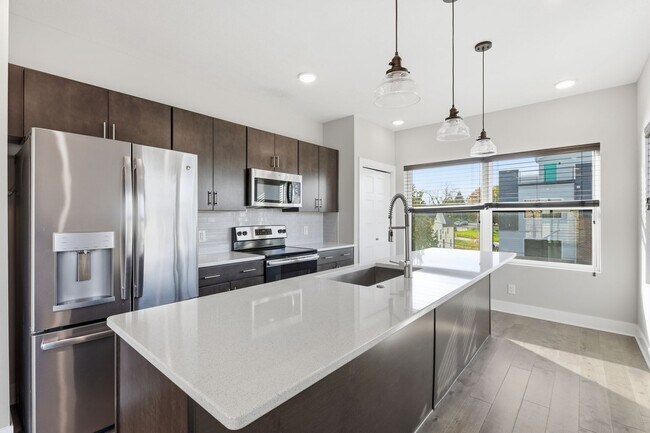 Building Photo - Stylish Midtown townhouse with stunning city views!