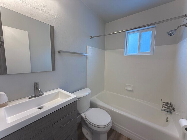 Building Photo - 1 Bedroom Salt Lake Condo  Available