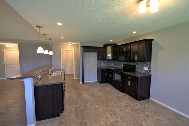Building Photo - 4 Bedroom home with fenced backyard