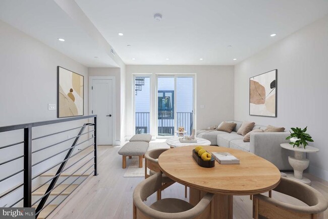 Building Photo - 722 Kenyon St NW