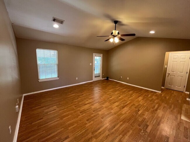 Building Photo - Nice Benton 3 bedroom 2 bathroom house.