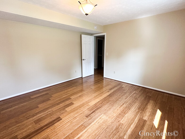 Building Photo - 6463 Oldbarn Ct