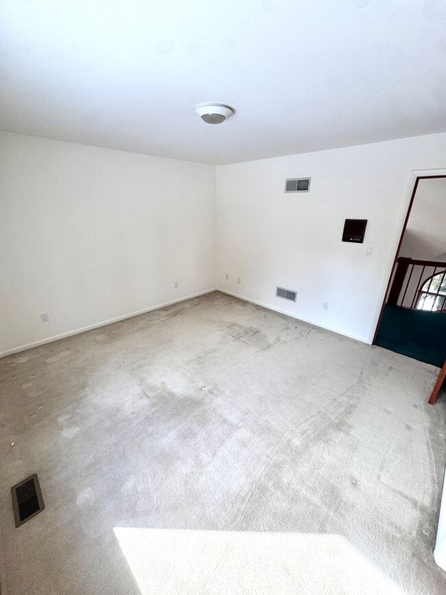 Building Photo - GRAND FIVE BEDROOM HOME