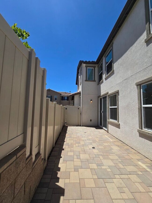 Building Photo - 3-Bedroom Home in Gated Community with Mod...