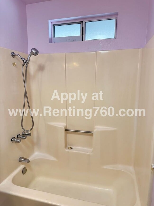 Building Photo - 2 Bed 1 Bath Home Near JT National Park