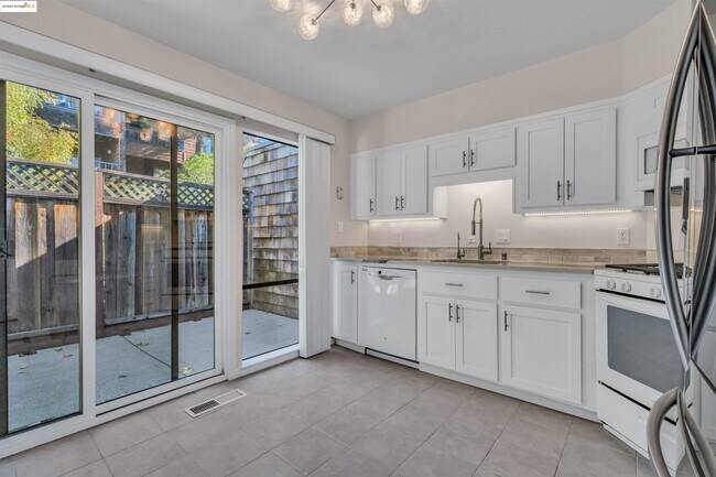 Building Photo - 57 Sereno Cir