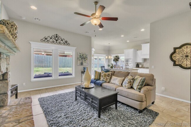 Building Photo - Beautiful 4 Bed 2 Bath Home with 2 car gar...