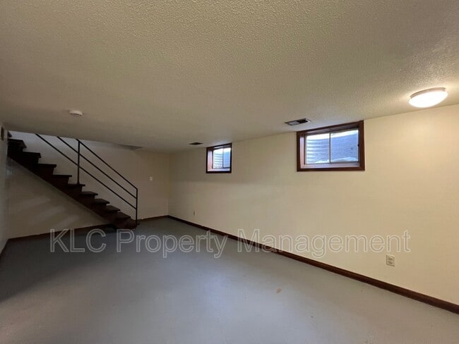 Building Photo - 6650 Holcomb Cir