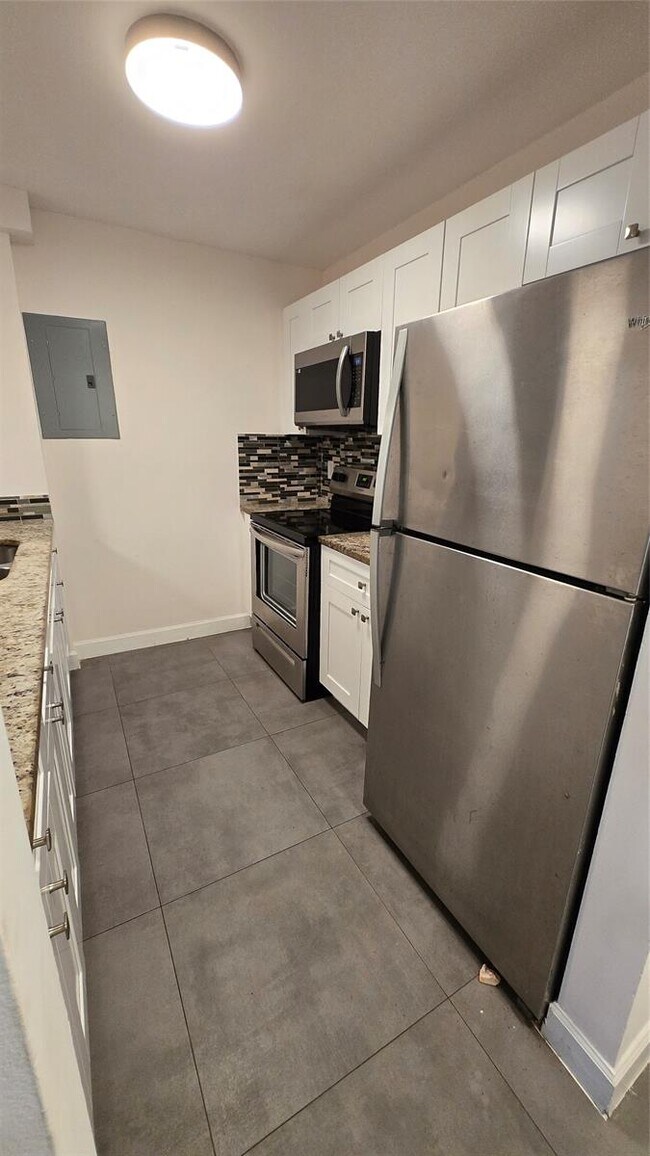 Building Photo - 13390 NE 7th Ave