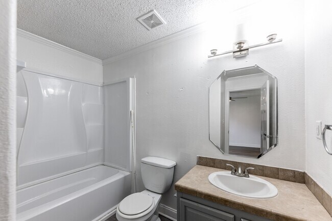 Building Photo - 108 Varsity Dr