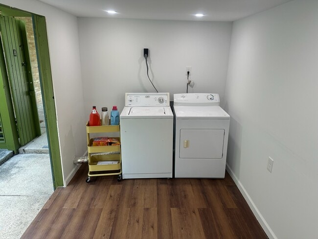 Building Photo - 506 E Hathaway Dr