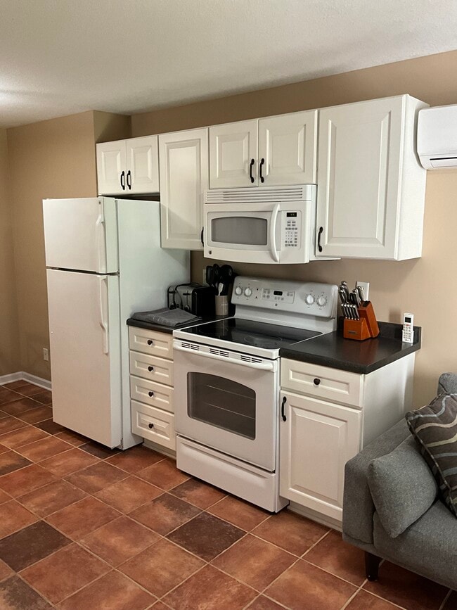 Building Photo - 2455 Sunrise Dr