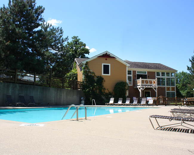 Swimming Pool with Large Sundeck - The Vinings Apartments