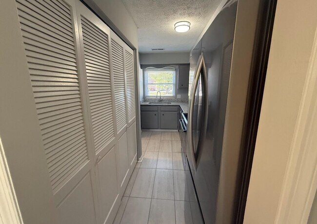 Building Photo - 604 Eastwood St