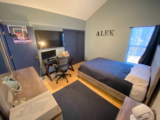 Building Photo - East El Paso 4 bed Refrig A/C!