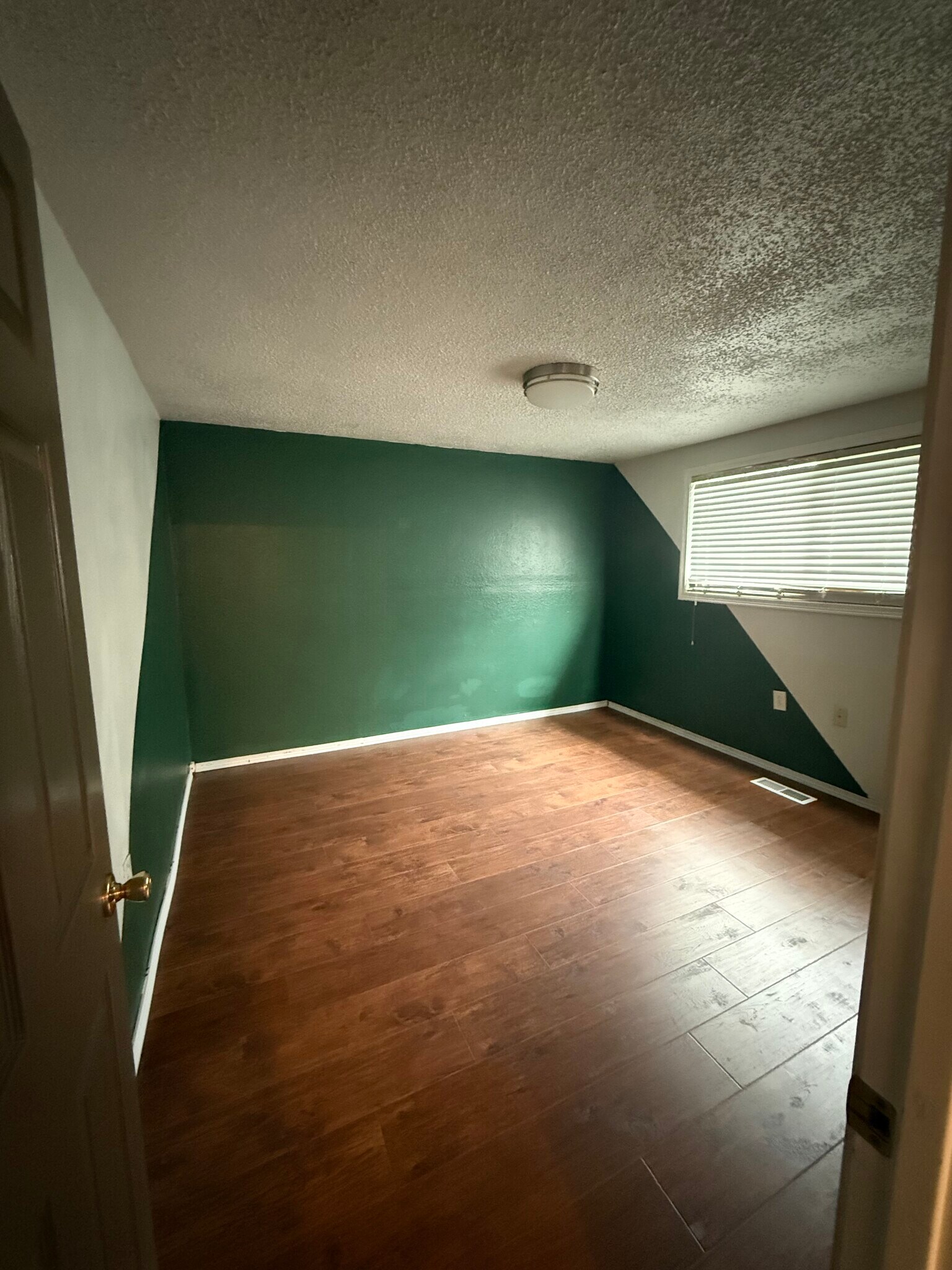 Building Photo - 406 E 43rd St