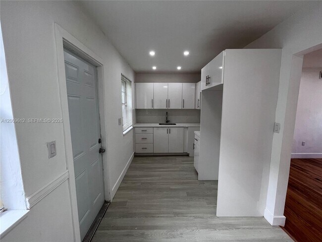 Building Photo - 15 Sidonia Ave