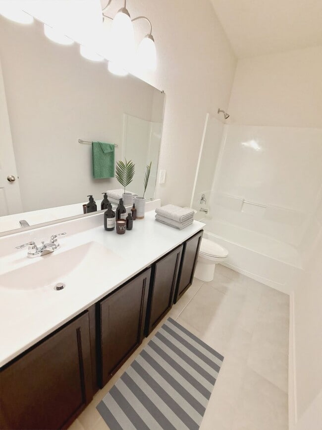 Building Photo - 3 bed 2 bath Large backyard! Newly Built