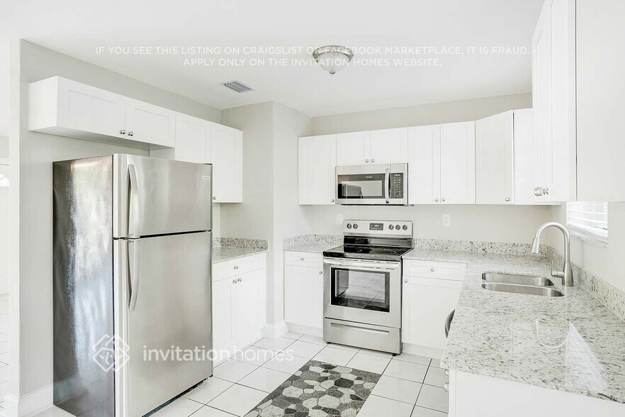 Building Photo - 2440 SW 5th Pl