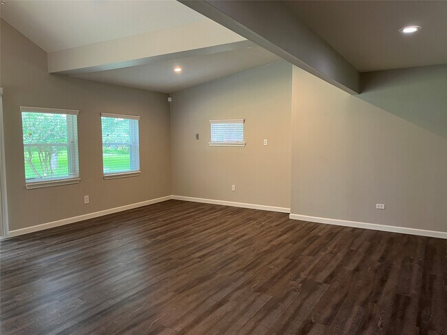 Building Photo - 304 S Shadowbend Dr