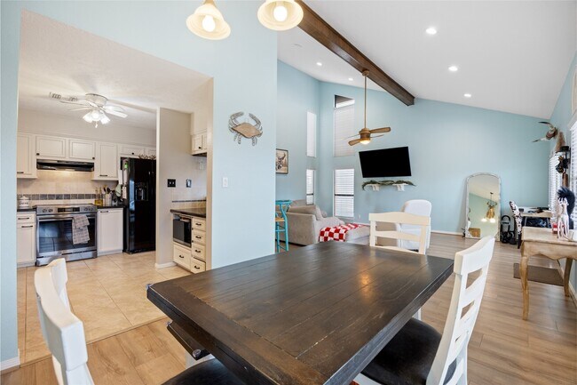 Building Photo - 1114 Tiki Dr