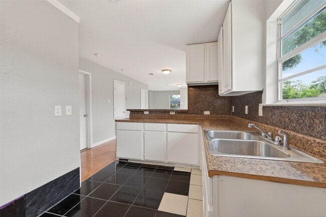 Building Photo - 2446 Mayview Dr