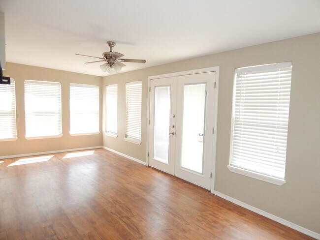 Building Photo - South Tyler, Beautiful 3 Bedroom, 2 Bath Home with RV Parking!