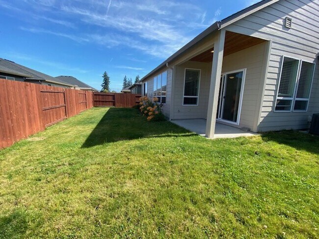 Building Photo - Classic & Modern Ranch in Battle Ground!