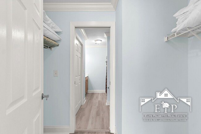 Building Photo - Charming Townhouse Near the Heart of Charleston – Comfort & Convenience in One!