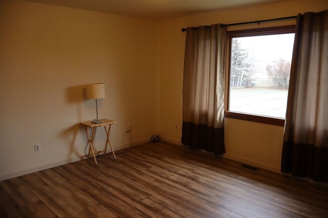 Building Photo - Quiet neighbor Home