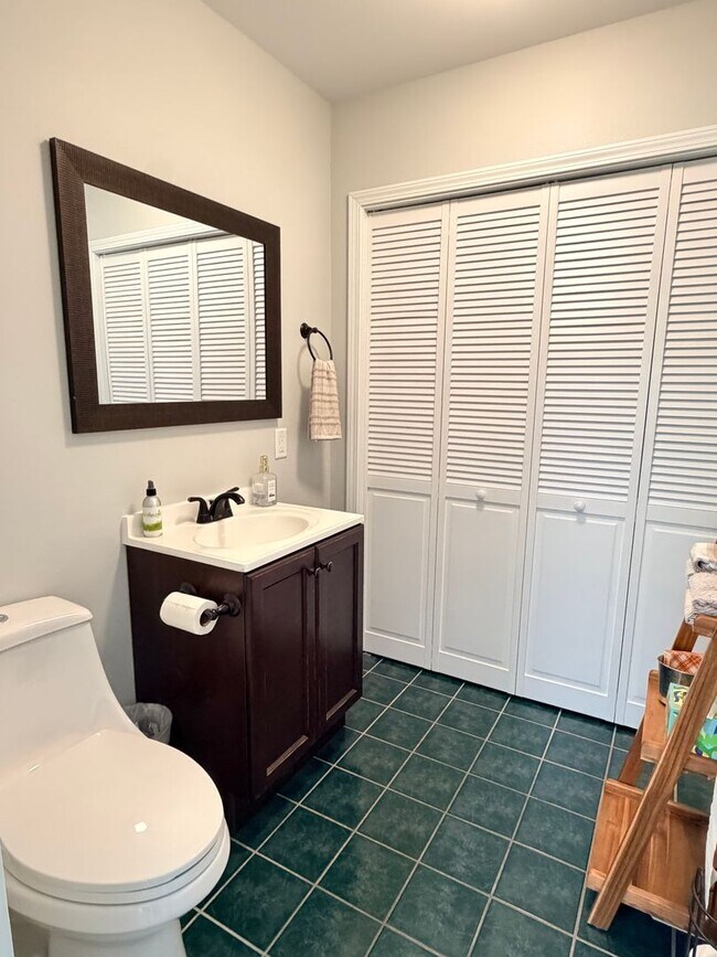 Building Photo - Executive 5 bed/4 bath home, POOL with pool service, decks with VIEWS, two kitchen/living room ar...