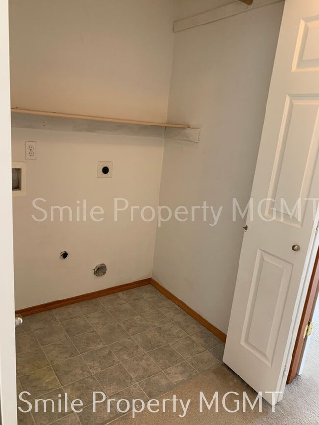 Building Photo - Lovely house with 3 bedrooms and 2.5 bathroom.