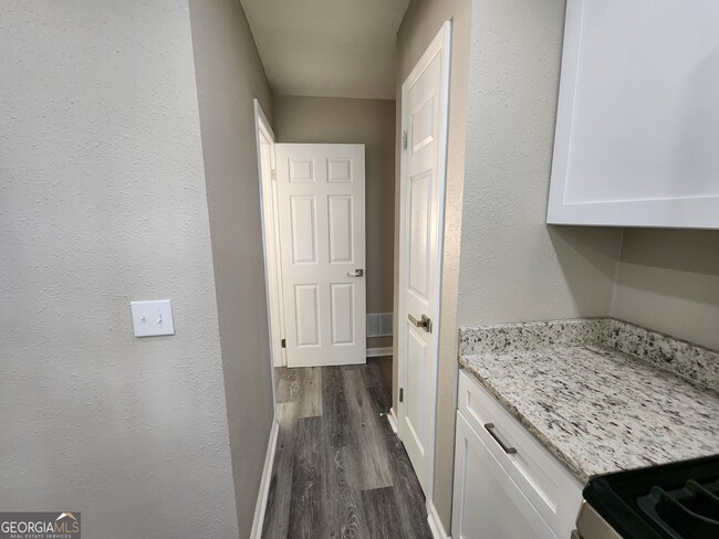 Building Photo - 4524 Lasalle Dr