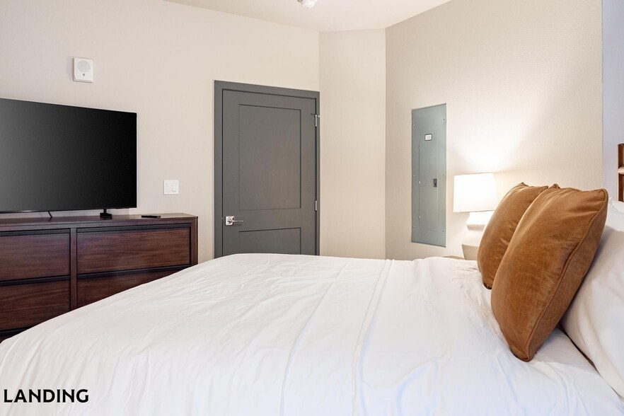 Building Photo - 415 E 2nd St S