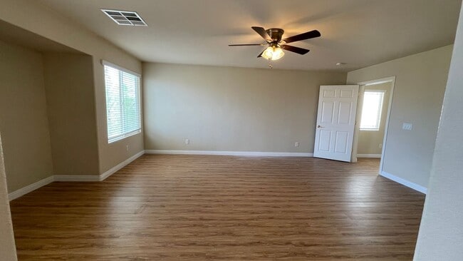 Building Photo - 2 STORY, 2,729 SQ FT HOME, 4 BEDROOMS, 3 BATHROOMS, A LOFT AND A 2 CAR GARAGE IN HENDERSON