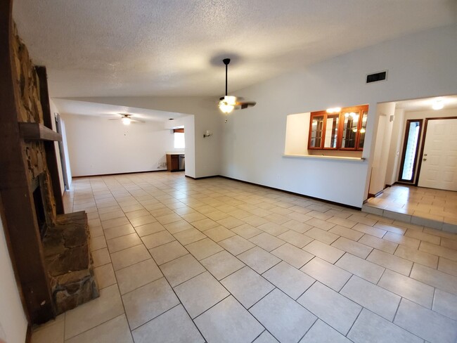 Building Photo - Spacious 3 bedroom/2bath/2 car garage in Lake Sarasota - Coming February