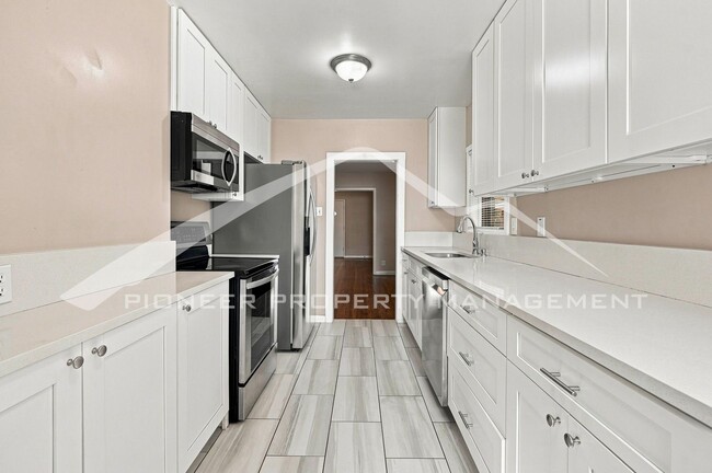 Building Photo - Spacious Home with Central AC and Washer/Dryer