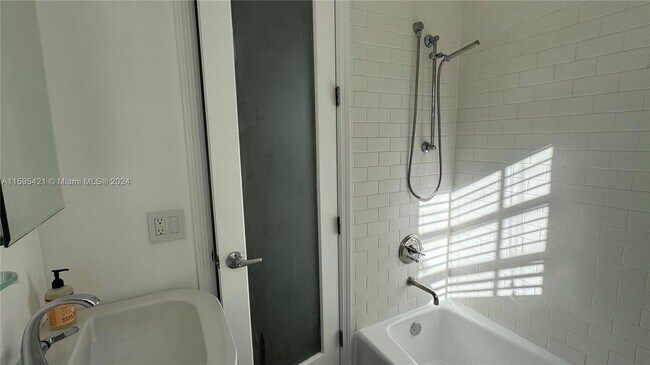 Building Photo - 439 15th Street Apt #8, Miami Beach, FL 33...