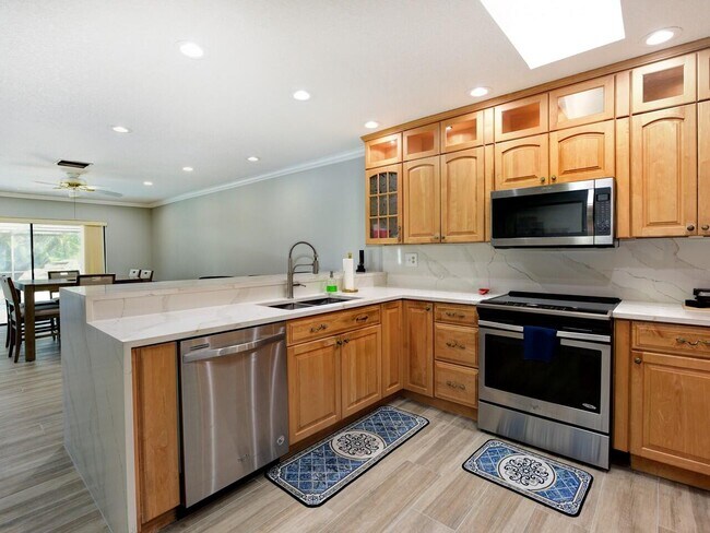 Building Photo - 5979 Pinebrook Dr