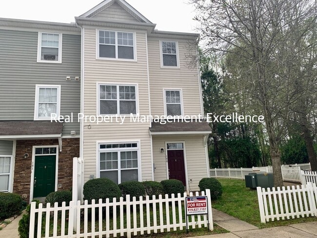 Building Photo - Raleigh Townhome Convenient to I440 & I540, Huge Master Suite, Near Anderson Pointe Park!