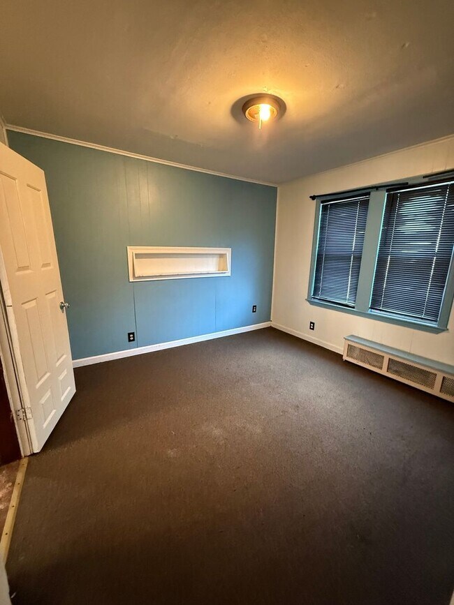 Building Photo - Spacious 3 bedroom 1 bathroom